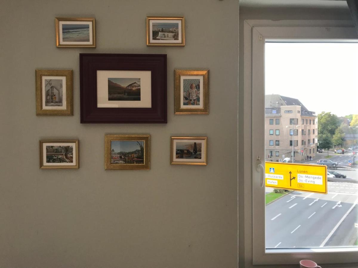 Tm Aparts Dortmund Exterior foto A window with a yellow sticker
