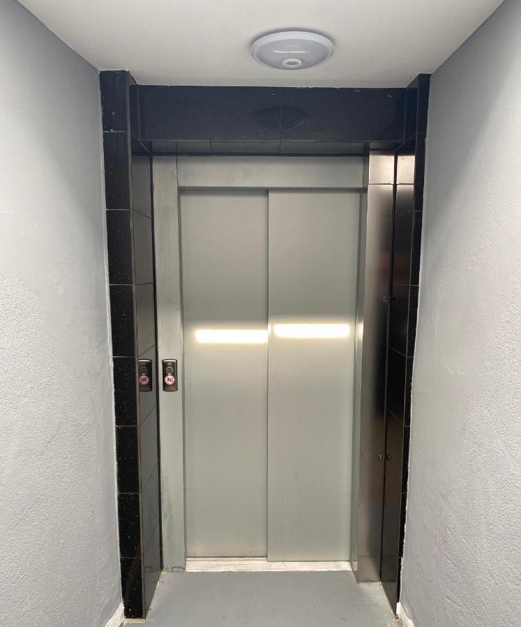 Tm Aparts Dortmund Exterior foto A typical elevator door