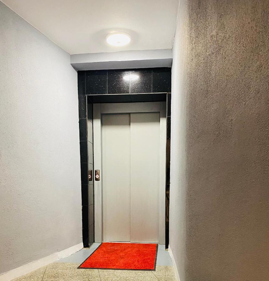 Tm Aparts Dortmund Exterior foto A typical elevator in a residential building