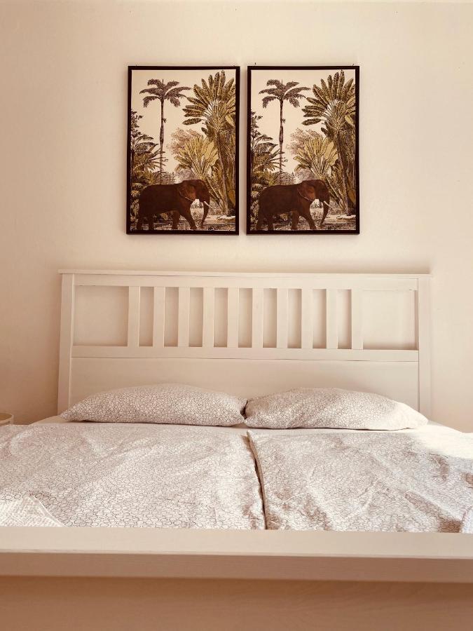 Tm Aparts Dortmund Exterior foto A bed with a headboard